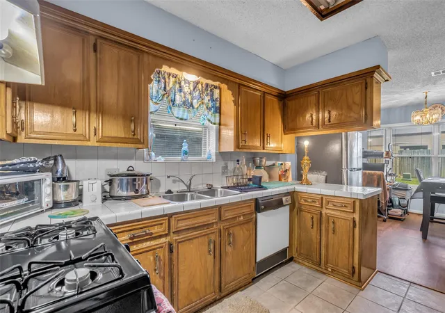 Photo 3 of Single family home for sale at 700 Briarclift Ln, Baytown, TX 77521 | MLS# 15231865 | Listing updated on 2026-04-18