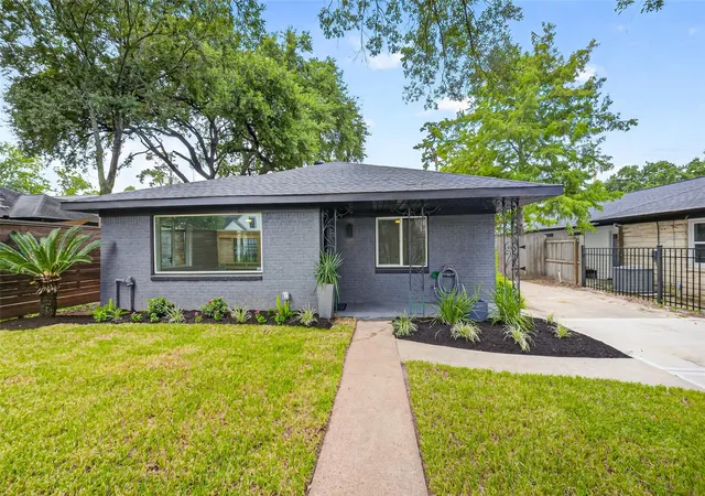Photo 3 of Sale Pending at 419 Fairbanks St, Houston, TX 77009 | MLS# 92321221 | Listing updated on 2026-09-18