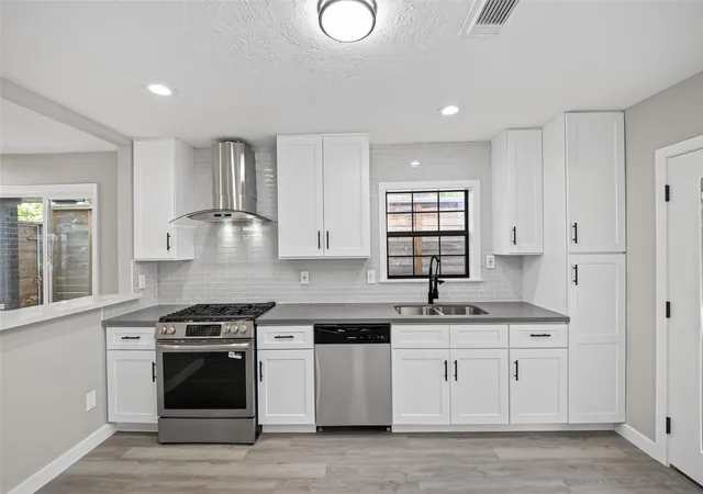 Photo 4 of Sale Pending at 419 Fairbanks St, Houston, TX 77009 | MLS# 92321221 | Listing updated on 2026-09-18
