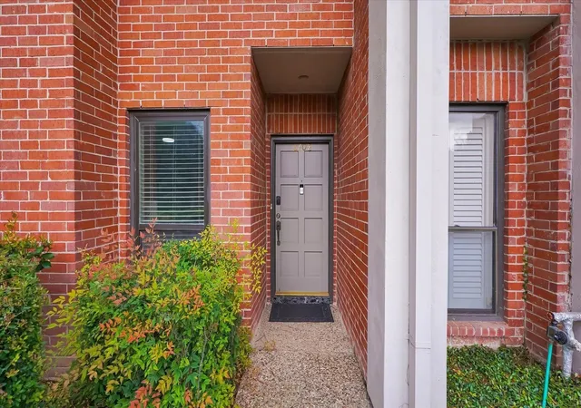 Photo 2 of Sale Pending at 2608 Bering Dr #2608, Houston, TX 77057 | MLS# 35546014 | Listing updated on 2026-09-07