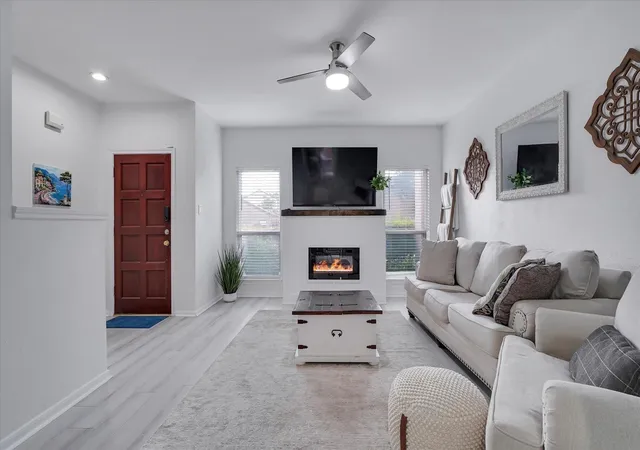 Listing Photo 4 - Condo for sale in building located at 2608 Bering Dr, Houston, TX 77057 - Unit #2608