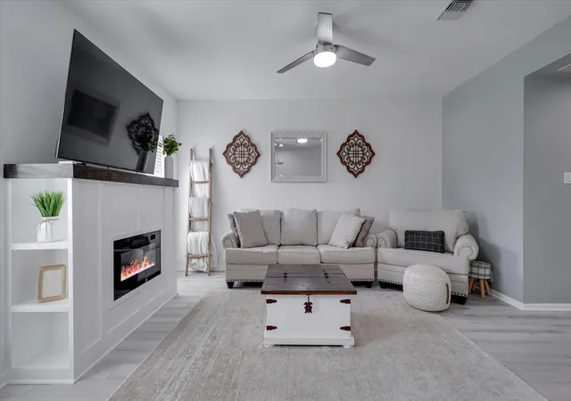 Listing Photo 5 - Condo for sale in building located at 2608 Bering Dr, Houston, TX 77057 - Unit #2608