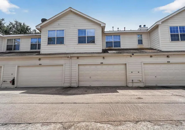 Photo 3 of Townhouse for sale at 13673 Garden Grv Ct #275, Houston, TX 77082 | MLS# 73830652 | Listing updated on 2026-09-13