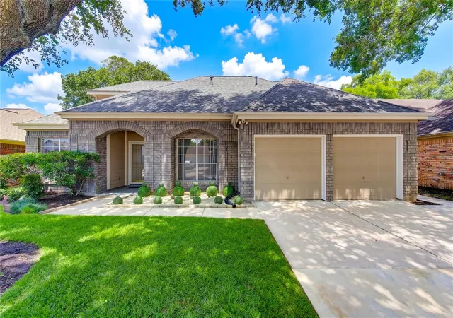 3rd image of 4754 Wynnview Dr, Friendswood, TX 77546 | MLS# 89656341