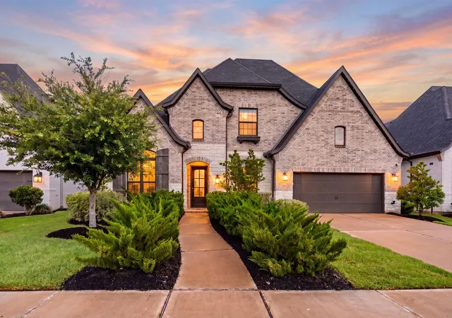 3rd image of 8815 Autumn Pine Dr, Missouri City, TX 77459 | MLS# 85292348
