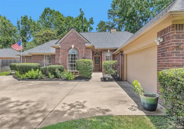 2nd image of 529 Stephen F Austin Dr, Conroe, TX 77302 | MLS# 80359371
