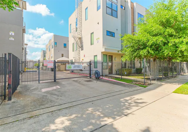 2nd image of 2401 Crawford St, Houston, TX 77004