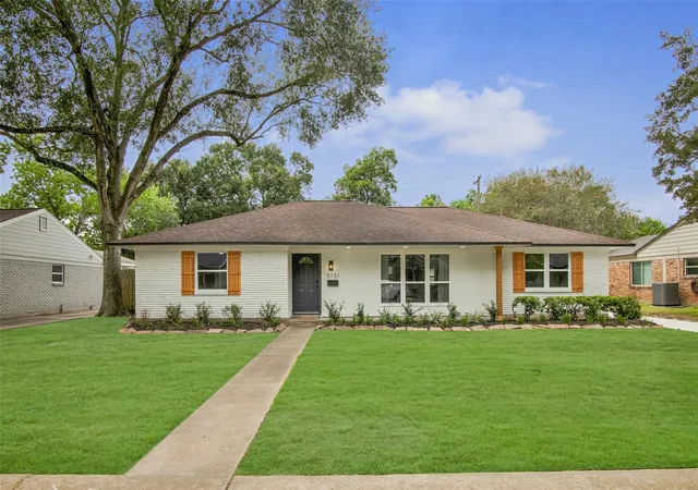 Photo 1 of Single family home for sale at 5731 Creekbend Dr, Houston, TX 77096 | MLS# 79523968 | Listing updated on 2026-09-19