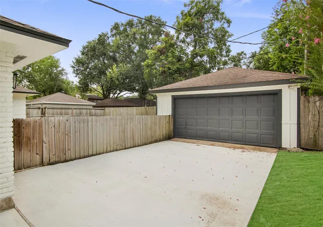 Photo 3 of Single family home for sale at 5731 Creekbend Dr, Houston, TX 77096 | MLS# 79523968 | Listing updated on 2026-09-19