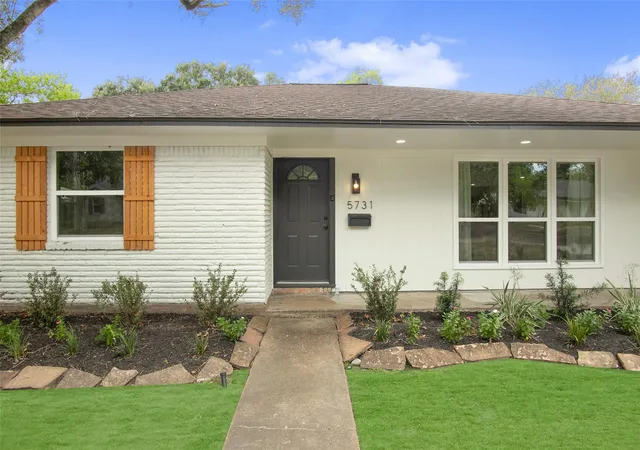 Photo 4 of Single family home for sale at 5731 Creekbend Dr, Houston, TX 77096 | MLS# 79523968 | Listing updated on 2026-09-19