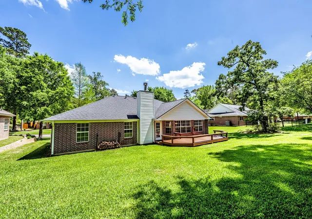 Photo 3 of Single family home for sale at 1916 Greentree Dr, Huntsville, TX 77340 | MLS# 77490999 | Listing updated on 2026-08-24