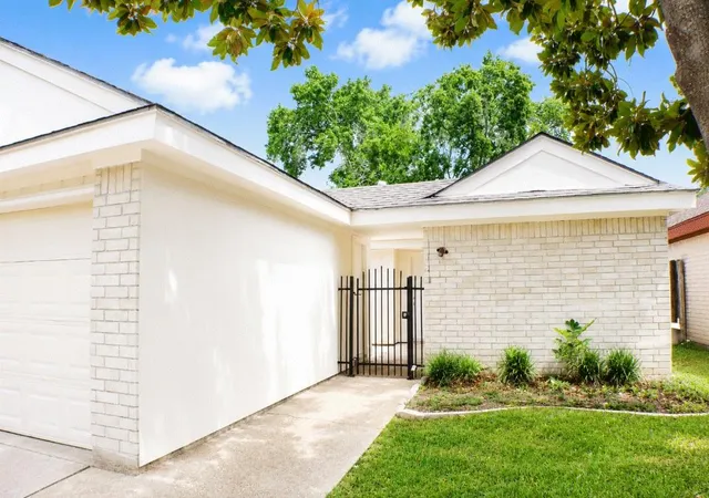 2nd image of 11118 High Star Dr, Houston, TX 77072 | MLS# 92930761
