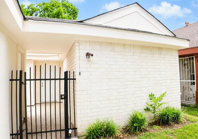 3rd image of 11118 High Star Dr, Houston, TX 77072 | MLS# 92930761