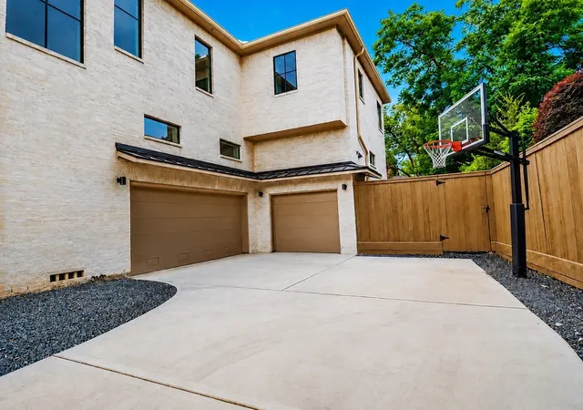 3rd image of 2341 Maroneal St, Houston, TX 77030 | MLS# 26652074