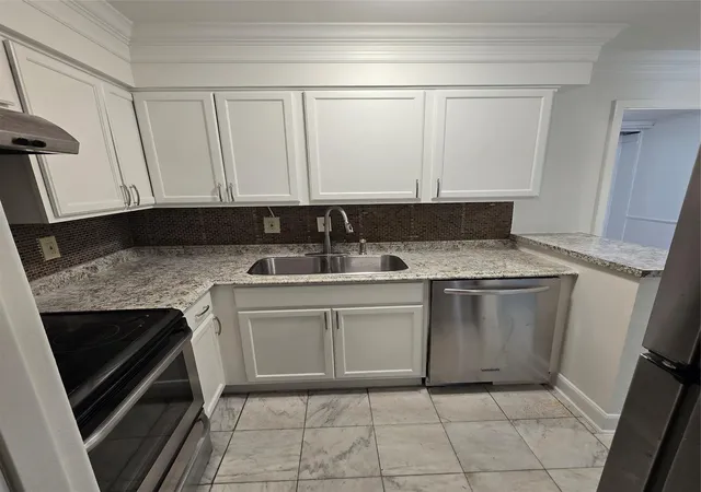 Listing Photo 4 - Condo for sale in building located at 2693 Marilee Ln, Houston, TX 77057