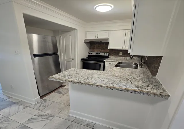 Listing Photo 5 - Condo for sale in building located at 2693 Marilee Ln, Houston, TX 77057