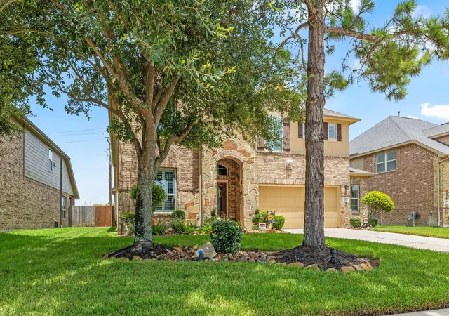 Photo 3 of Sale Pending at 12911 Waterbury Edge Ln, Humble, TX 77346 | MLS# 83040898 | Listing updated on 2026-09-18