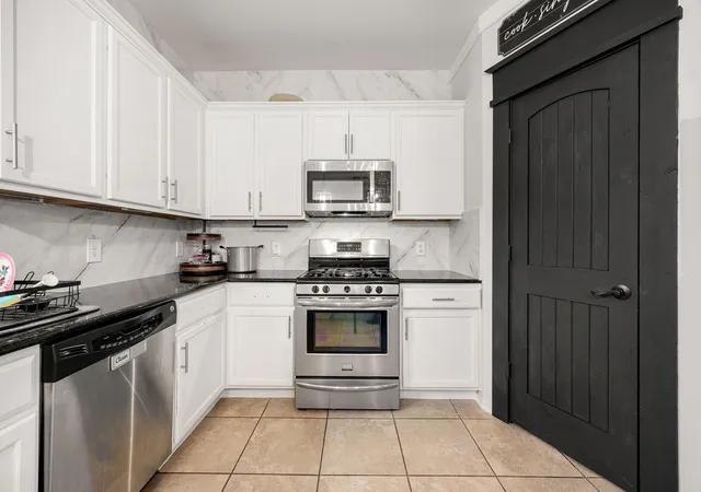 Photo 4 of Single family home for sale at 6715 Strawberry Brk Ln, Dickinson, TX 77539 | MLS# 42727087 | Listing updated on 2026-05-08