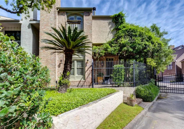 Townhouse for sale at 4700 Post Oak Timber Dr, Houston, TX 77056 | MLS# 10098821
