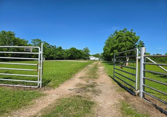 2nd image of 1115 Delany Rd, La Marque, TX 77568 | MLS# 49732254