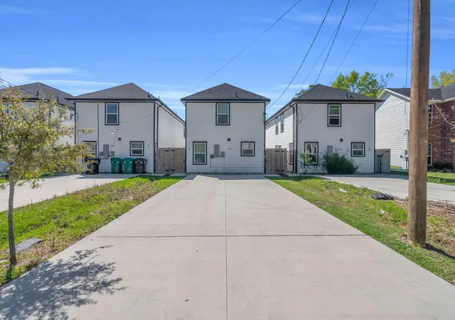 Listing Photo 4 - Condo for sale in building located at 8124 Sterlingshire St, Houston, TX 77078 - Unit #A and B
