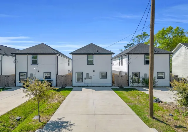 Listing Photo 5 - Condo for sale in building located at 8124 Sterlingshire St, Houston, TX 77078 - Unit #A and B