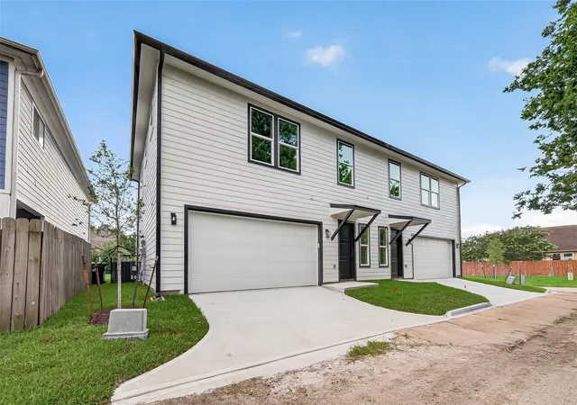 2nd image of 703 Carol Lynn Dr, Missouri City, TX 77489