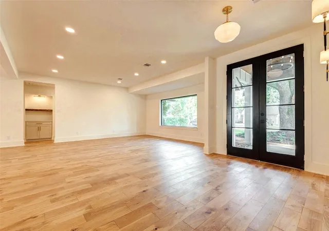 4th image of 10506 Knoboak Dr, Houston, TX 77043 | MLS# 85355647