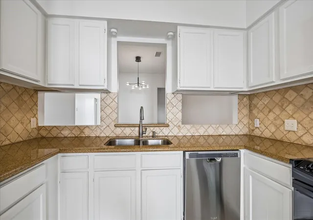 Photo 3 of Single family home for sale at 1715 Gingerleaf Ln, Houston, TX 77055 | MLS# 36053138 | Listing updated on 2026-09-01