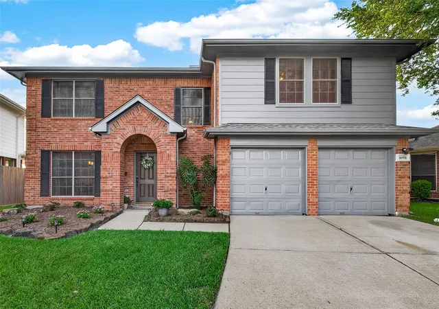 Photo 1 of Single family home for sale at 16906 Fairway Glen Ln, Sugar Land, TX 77498 | MLS# 58690223 | Listing updated on 2026-07-29