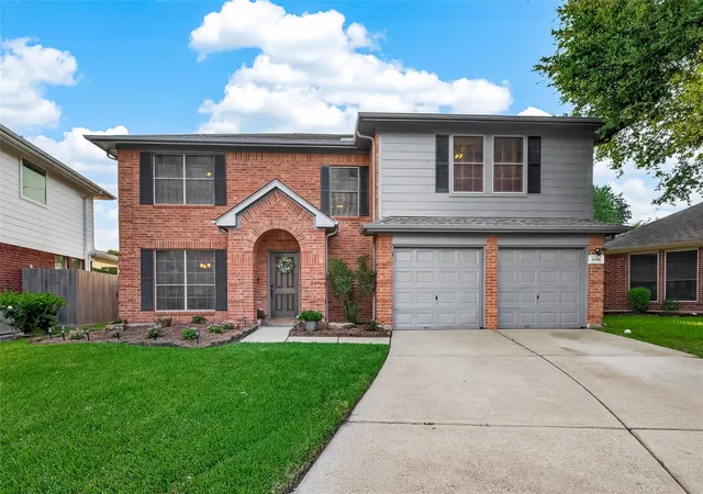 Photo 2 of Single family home for sale at 16906 Fairway Glen Ln, Sugar Land, TX 77498 | MLS# 58690223 | Listing updated on 2026-07-29