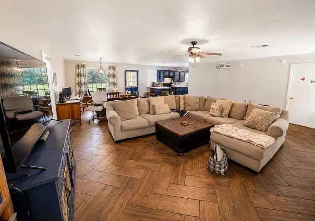 4th image of 215 Pr 301, Center, TX 75935 | MLS# 38367018