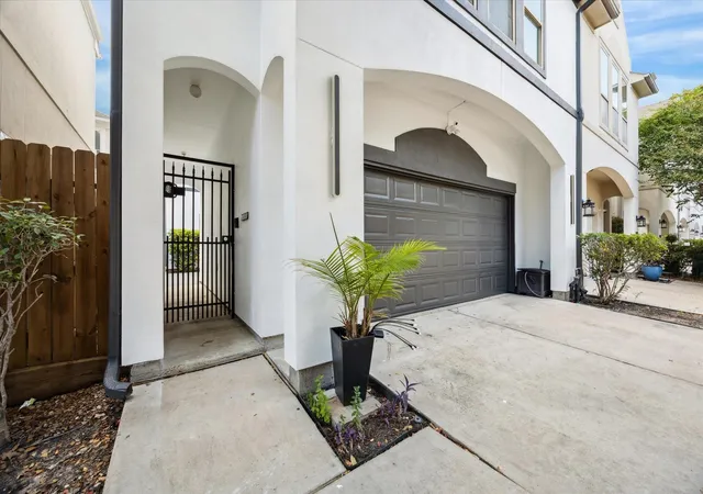 2nd image of 1323 Afton St, Houston, TX 77055 | MLS# 59942880