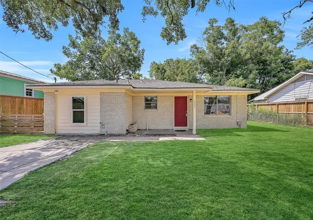 1st image of 2803 22nd St, Dickinson, TX 77539 | MLS# 54711723