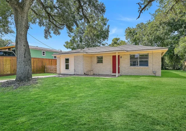 30th image of 2803 22nd St, Dickinson, TX 77539 | MLS# 54711723