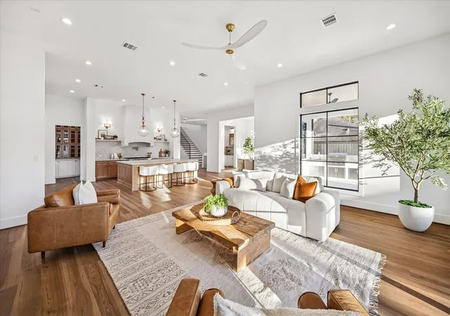 2nd image of 1590 Sue Barnett Dr, Houston, TX 77018 | MLS# 27649083