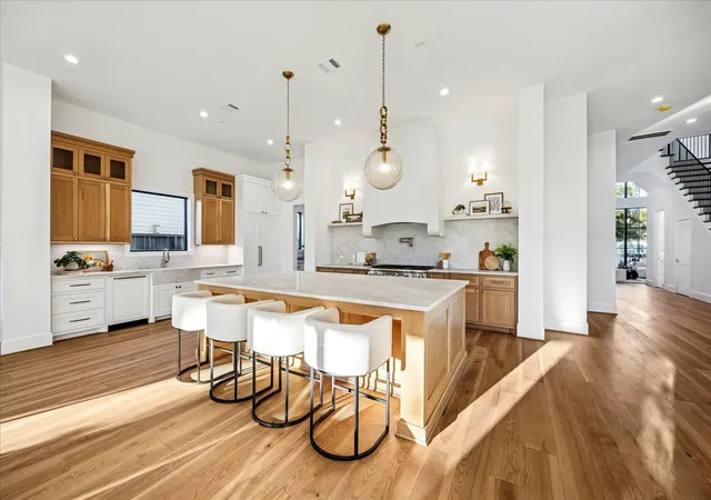 3rd image of 1590 Sue Barnett Dr, Houston, TX 77018 | MLS# 27649083
