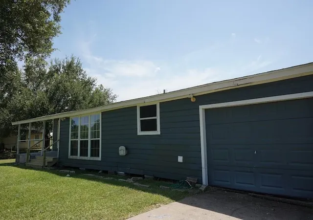Photo 1 of Single family home for sale at 306 Center Way St, Lake Jackson, TX 77566 | MLS# 27082558 | Listing updated on 2026-08-27