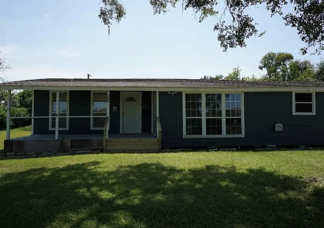 Photo 2 of Single family home for sale at 306 Center Way St, Lake Jackson, TX 77566 | MLS# 27082558 | Listing updated on 2026-08-27