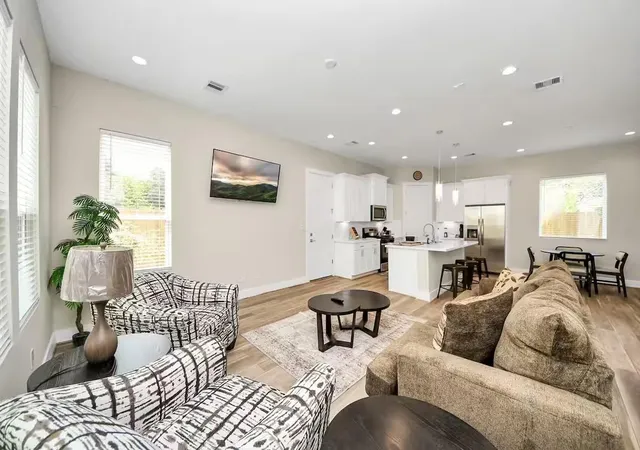 4th image of 5935 Beall St #A, Houston, TX 77091 | MLS# 73336029