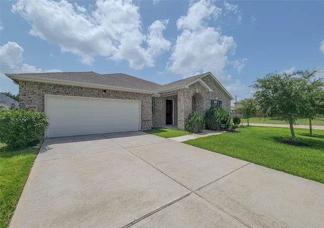 Photo 2 of Single family home for sale at 3802 Belmore Ln, Pearland, TX 77584 | MLS# 15520352 | Listing updated on 2026-08-14