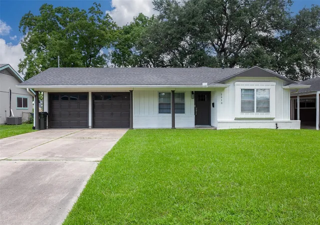 Homes for sale in Groves, TX | 2910 Oleander Ln, Groves, TX 77619 | MLS# 79295303
