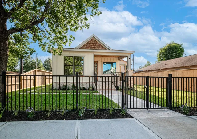 Photo 1 of Single family home for sale at 301 Vincent St, Houston, TX 77009 | MLS# 9774300 | Listing updated on 2026-08-29