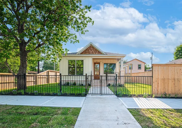Photo 2 of Single family home for sale at 301 Vincent St, Houston, TX 77009 | MLS# 9774300 | Listing updated on 2026-08-29