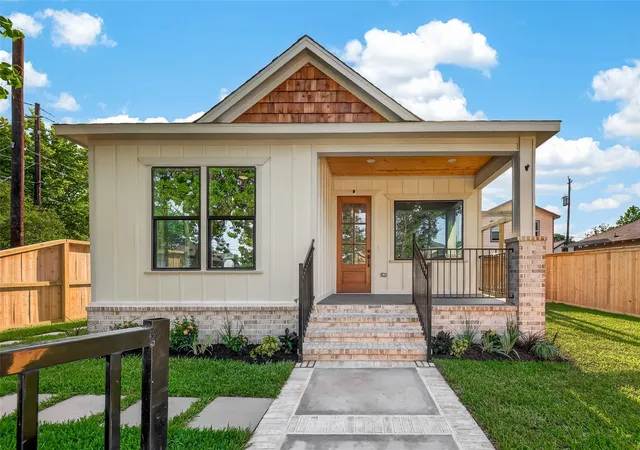 Photo 3 of Single family home for sale at 301 Vincent St, Houston, TX 77009 | MLS# 9774300 | Listing updated on 2026-08-29