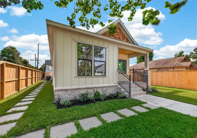 Photo 3 of Single family home for sale at 301 Vincent St, Houston, TX 77009 | MLS# 9774300 | Listing updated on 2026-08-29