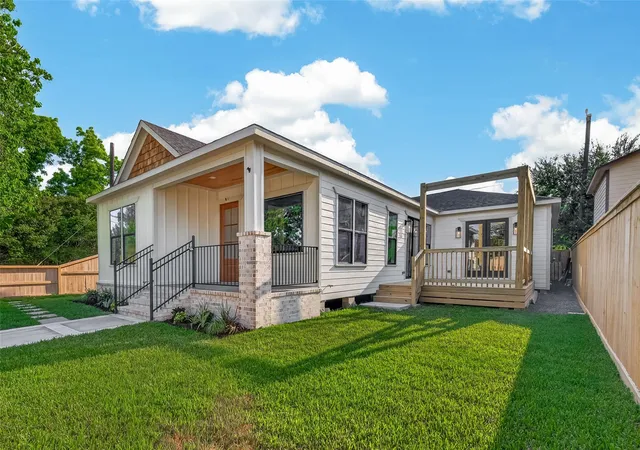 Photo 4 of Single family home for sale at 301 Vincent St, Houston, TX 77009 | MLS# 9774300 | Listing updated on 2026-08-29