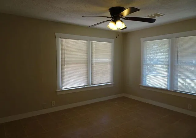 Listing Photo 5 - Condo for sale in building located at 8149 Easton St, Houston, TX 77017