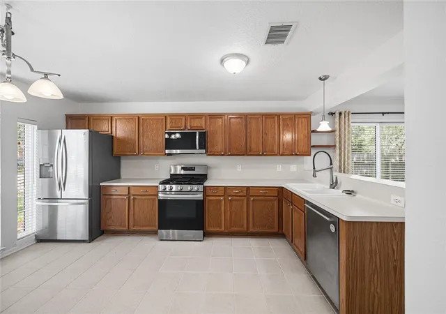 4th image of 16003 Salton Point Dr, Friendswood, TX 77546 | MLS# 18778376