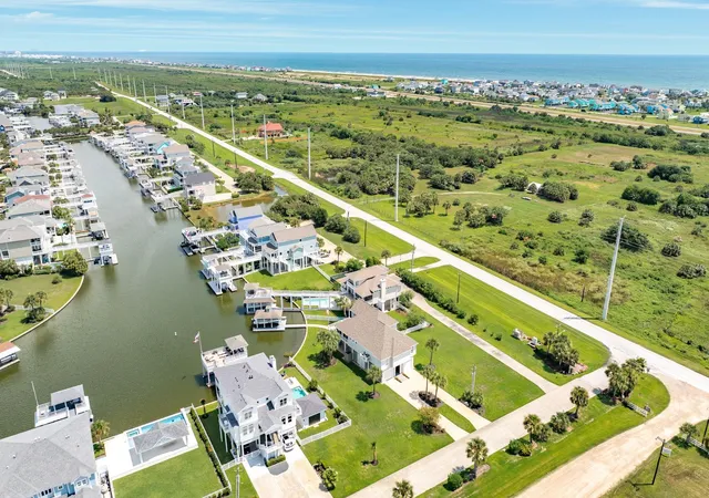 Photo 4 of Single family home for sale at 3635 Cove Ln, Galveston, TX 77554 | MLS# 75176604 | Listing updated on 2026-06-12